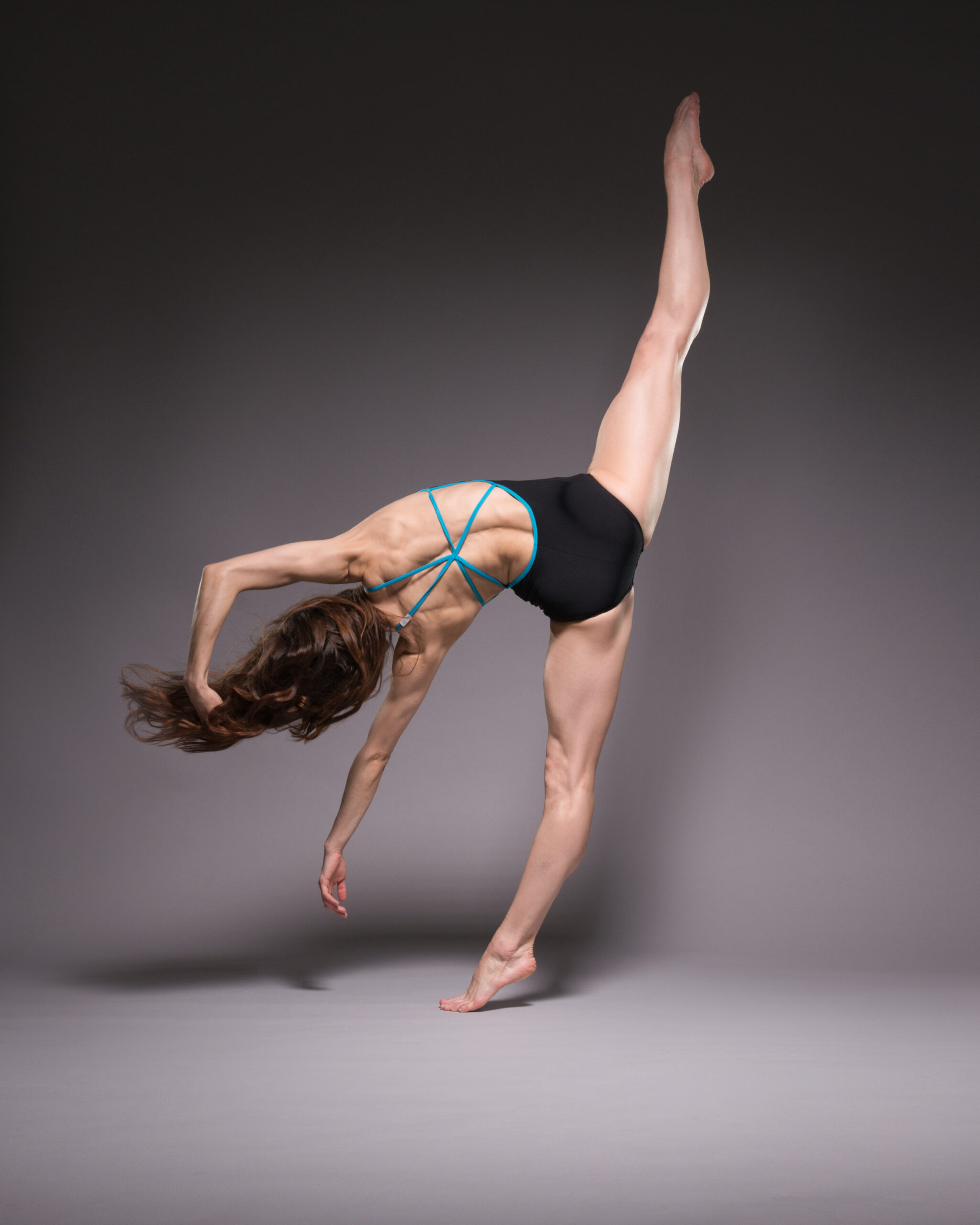 Kate Lyons in a développé seconde side tilt, dance Photography by ASH